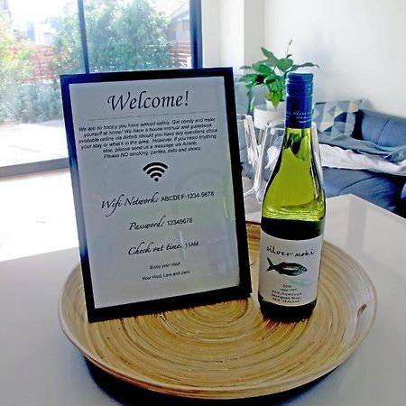 Modern 3 Bedroom Apt With Free Parking, Netflix, Wifi & Welcome Wine By Bnb Pro Melbourne Eksteriør bilde