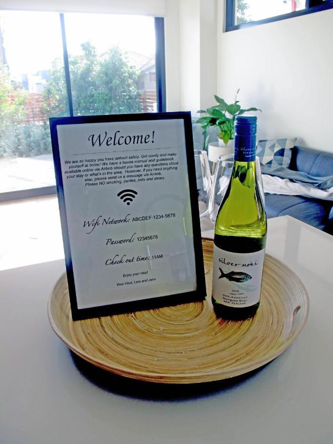 Modern 3 Bedroom Apt With Free Parking, Netflix, Wifi & Welcome Wine By Bnb Pro Melbourne Eksteriør bilde