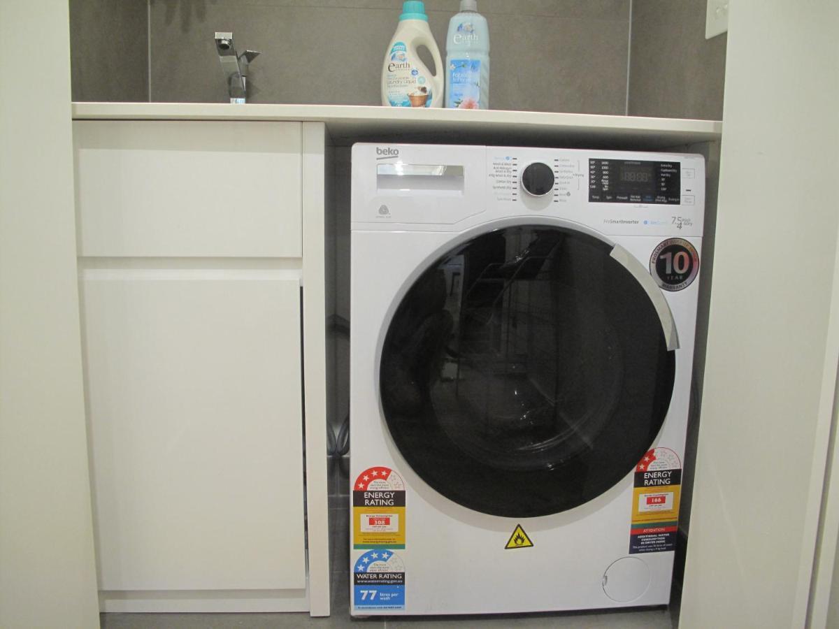 Modern 3 Bedroom Apt With Free Parking, Netflix, Wifi & Welcome Wine By Bnb Pro Melbourne Eksteriør bilde