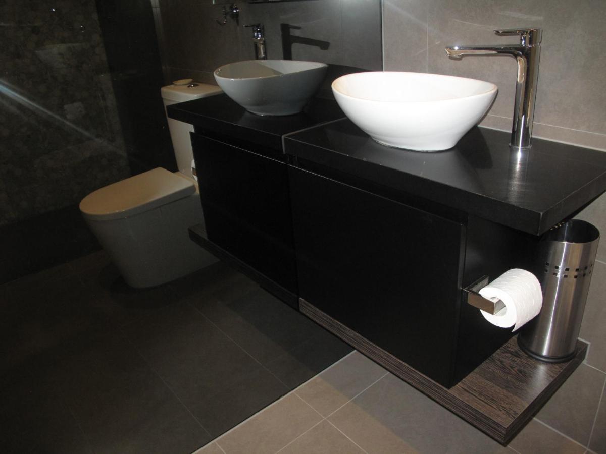Modern 3 Bedroom Apt With Free Parking, Netflix, Wifi & Welcome Wine By Bnb Pro Melbourne Eksteriør bilde